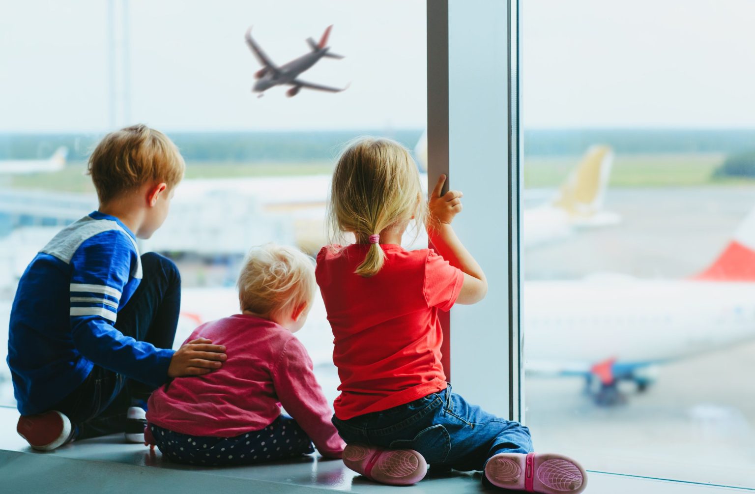 Guidance and strategies for parents navigating air travel with their infant or toddler